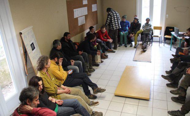 Depuis 2003, le SNGEA (Syndicat National des Grimpeurs d’Arbres) accompagne et représente les professionnels de la grimpe d’arbre, tout en promouvant des certifications de qualité et le respect des normes.