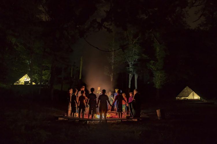 Soirée autour d'un feu de camp en pleine nature