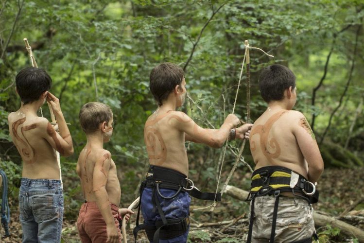 Tir à l'arc lors d'un séjour en forêt