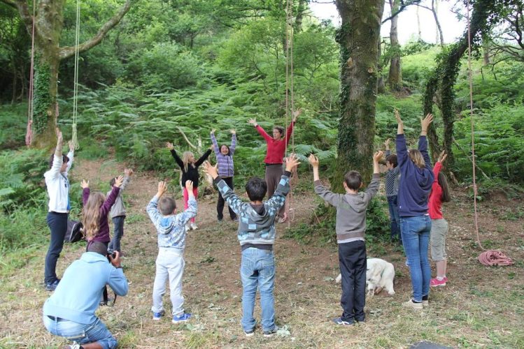 Echauffement avant une séance de grimpe d'arbres