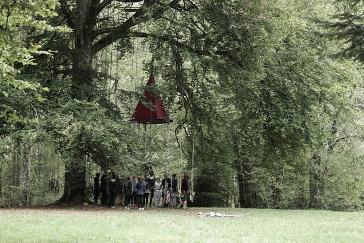 Accueil de la classe sous l'arbre